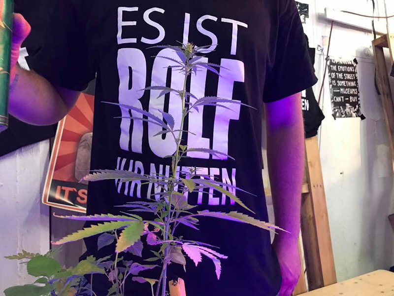 Rolf - "Es ist Rolf Ihr Nutten" - T-Shirt