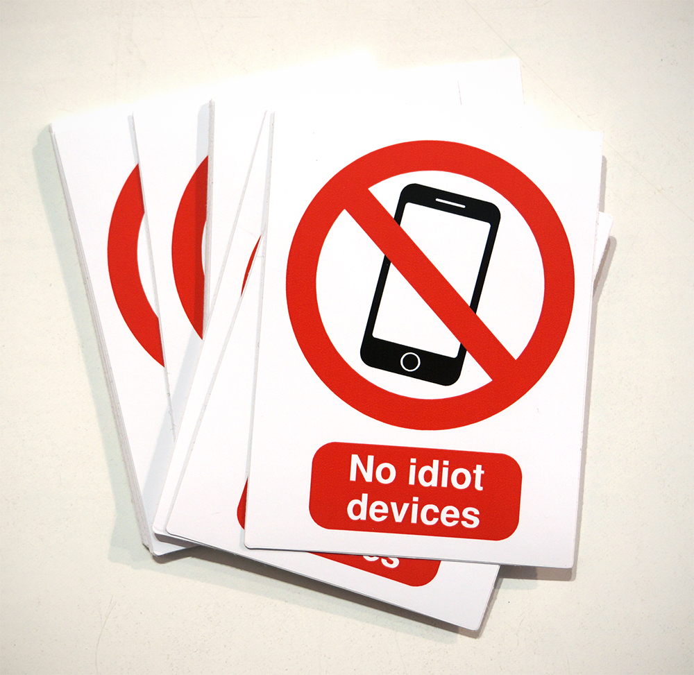 Unplugged: "No idiot devices" - Sticker - SALZIGberlin