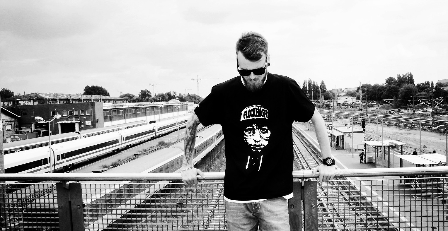FlockeArt-BOI-Tshirt-sbahn-salzigberlin THE BOI - II Shirt von FLOCKE//ART